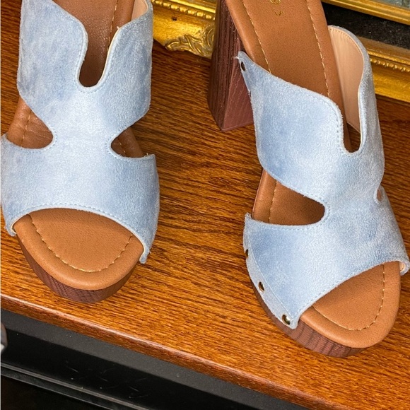 Blue suede open- toe peep toe block heel sandals with cut out - Picture 2 of 3